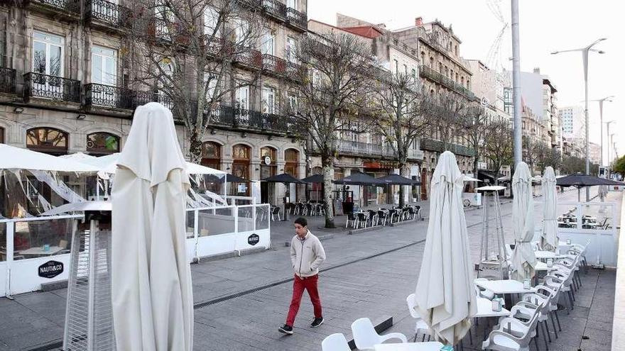 Terrazas en Montero Ríos, donde el Concello obligó a desanclar toldos de las fachadas. // Marta G. Brea