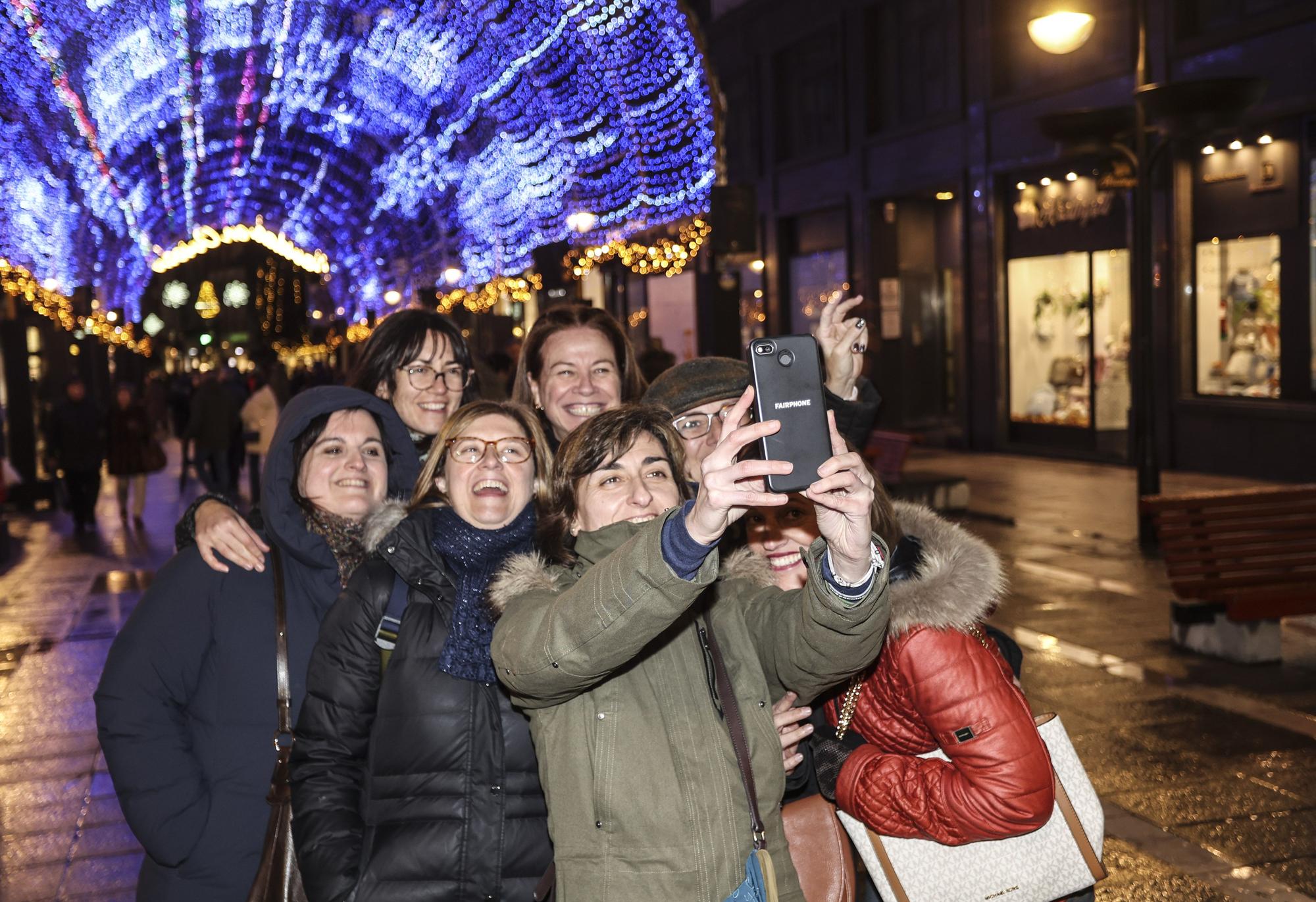 Oviedo exprime un puente con aires navideños