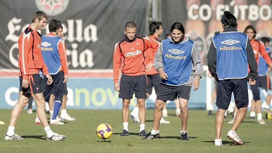 Rubén González, Kamel Ghilas y Ariel Rosada, en un momento del entrenamiento celebrado ayer por el Celta en A Madroa.