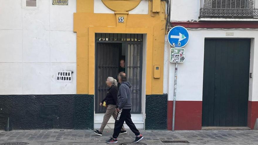 "Fuera Airbnb": la Alameda amanece con pintadas y candados vandalizados en pisos turísticos