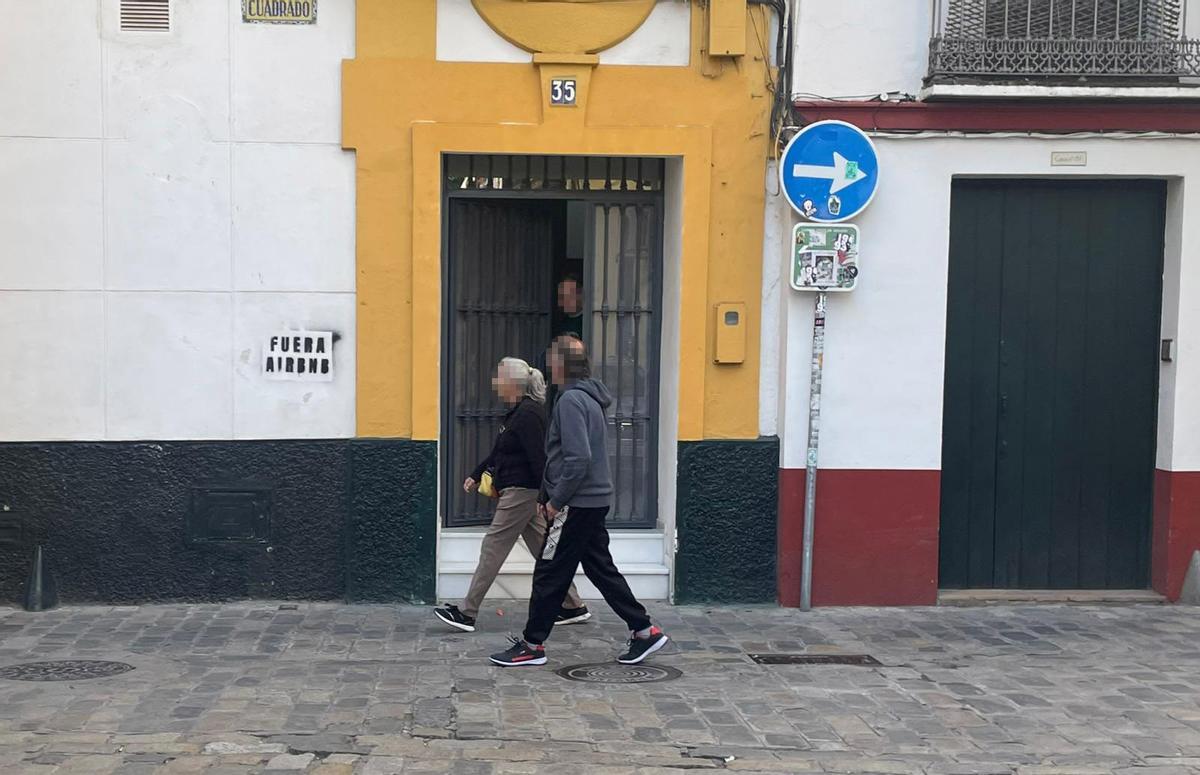 Pintadas en la Alameda contra los pisos turísticos