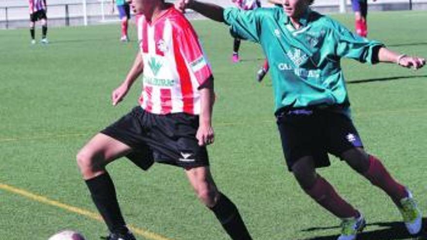 Un jugador rojiblanco protege el balón de un benaventano.