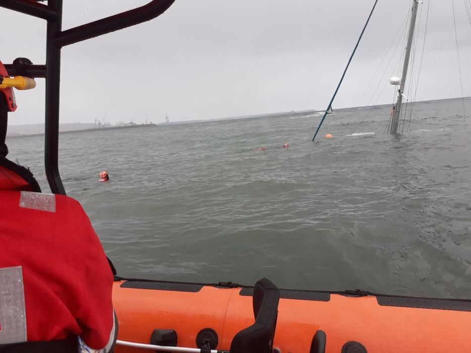 Rescate de un marinero en la playa de Poniente de