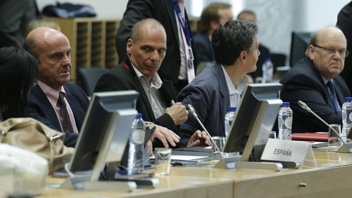 El ministro español de Economía y Competitividad, Luis de Guindos (i), y el ministro de Finanzas griego, Yanis Varufakis (2-i), durante una reunión de los ministros de Finanzas del Eurogrupo, el pasado 24 de junio.