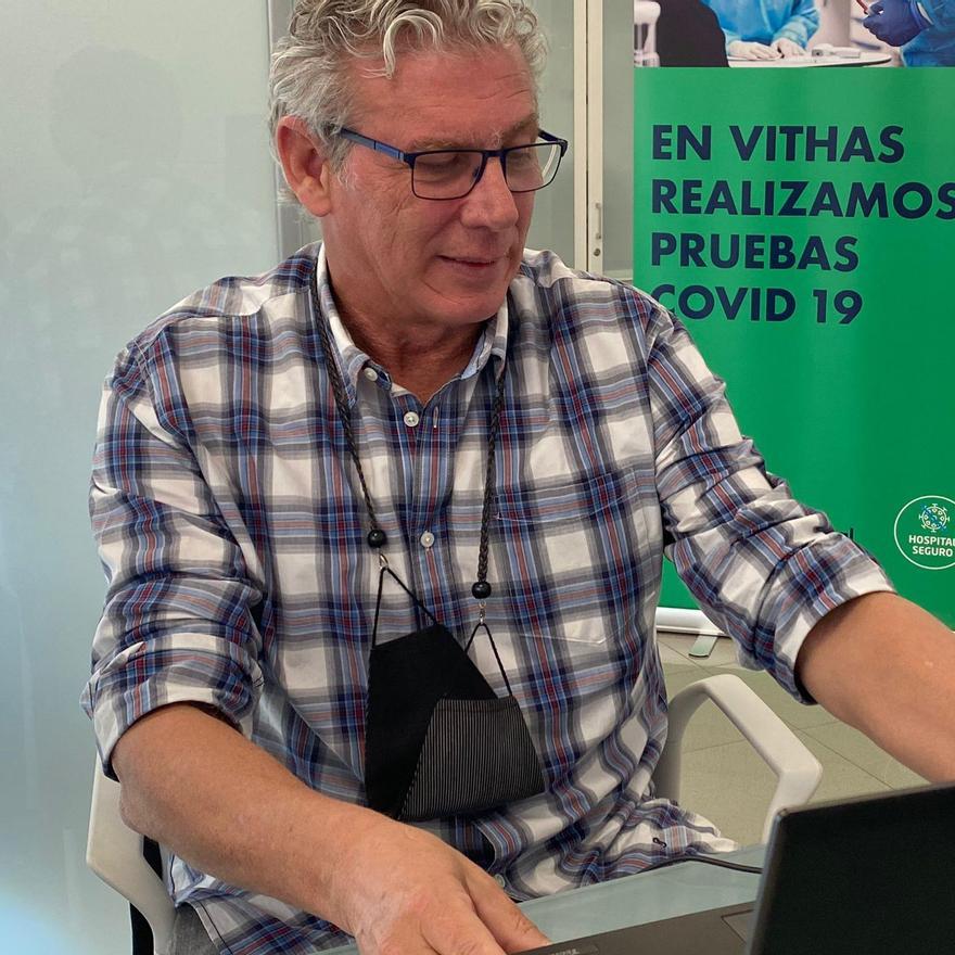 El doctor Enrique Tomás, ginecólogo de Vithas Medimar Alicante, durante un momento del webinar.