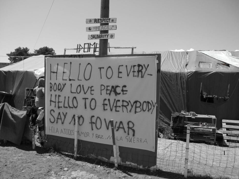 Un cartel en el campo de refugiados griego