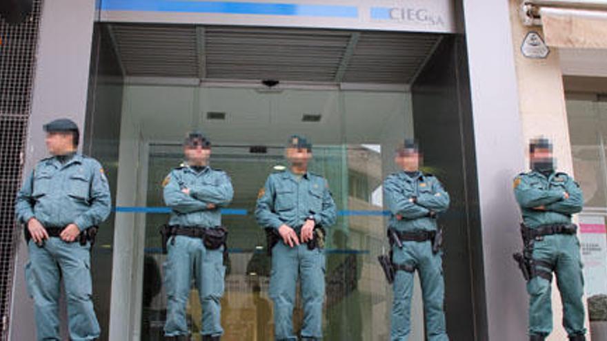 Agentes custodian la entrada de la sede de Ciegsa el pasado mes de enero.