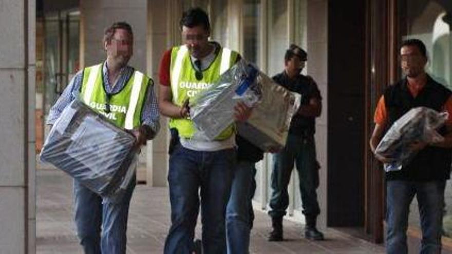 Agentes de la Guardia Civil se llevan documentos del caso Huerta durante los registros de 2008.