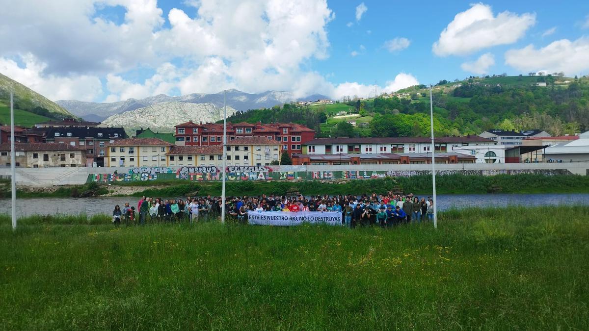 Alumnos del IES de Arriondas durante su Primera Jornada del Medio Ambiente