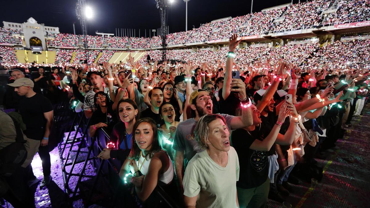 Fans con pulseras luminosas durante el concierto de Coldplay en el Estadi Olímpic Lluis Companys.