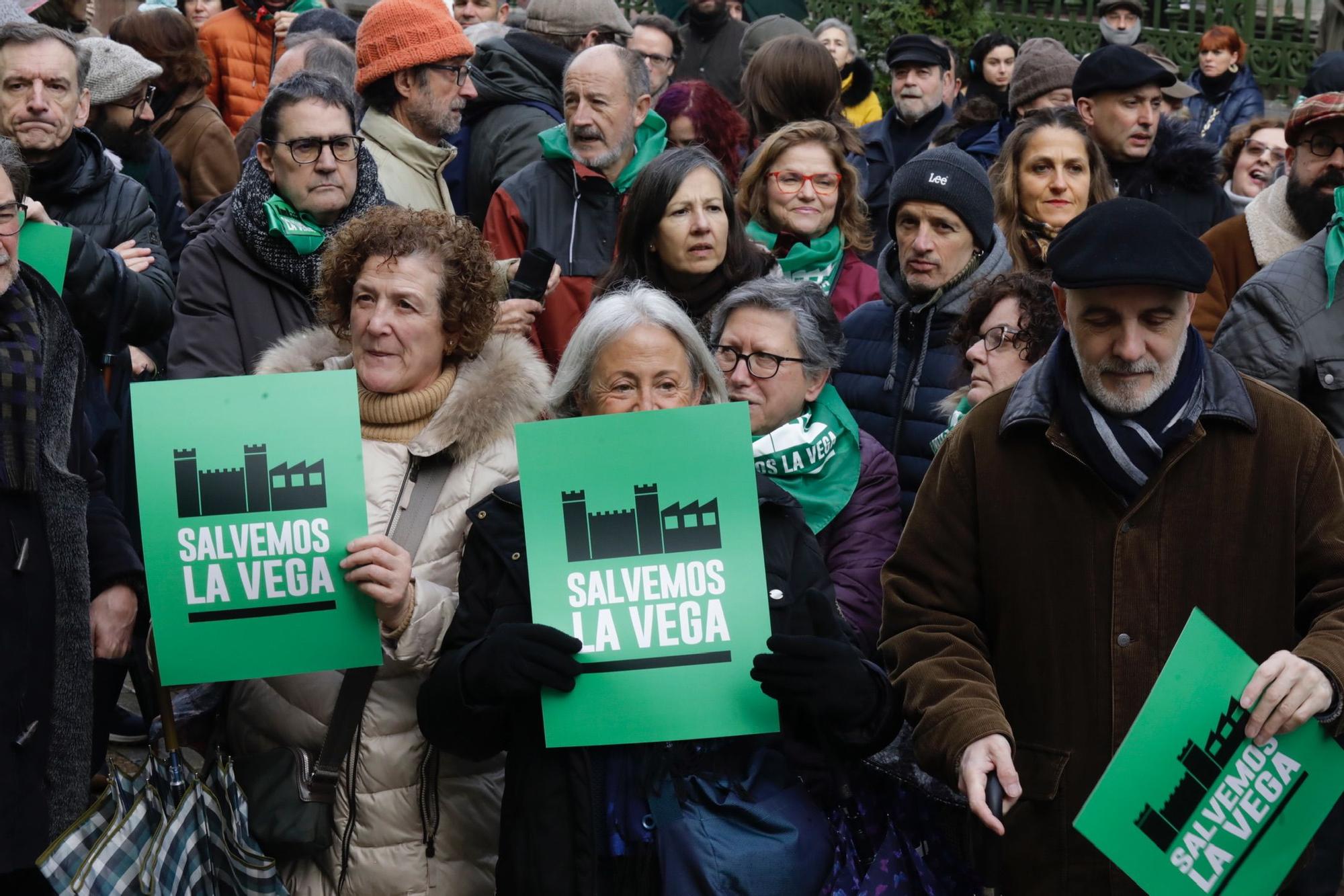 "La Vega no se vende, La Vega se defiende": así fue la concentración de Salvemos La Vega en Oviedo