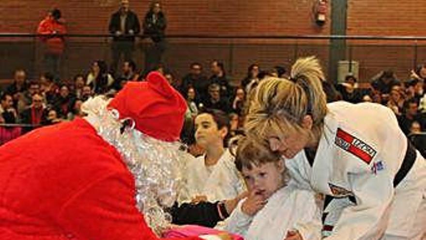 Papá Noel entregó regalos a los jóvenes judokas.