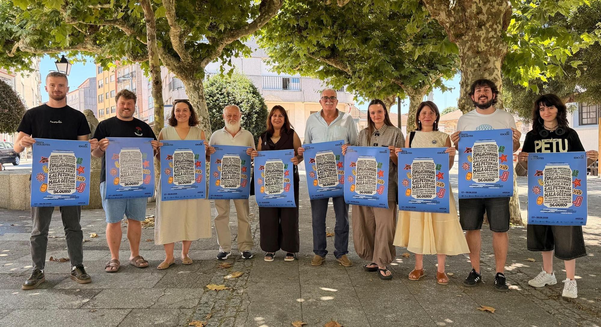 O alcalde, quinto esquerda, na presentación da Festa dos Botes de Arzúa.