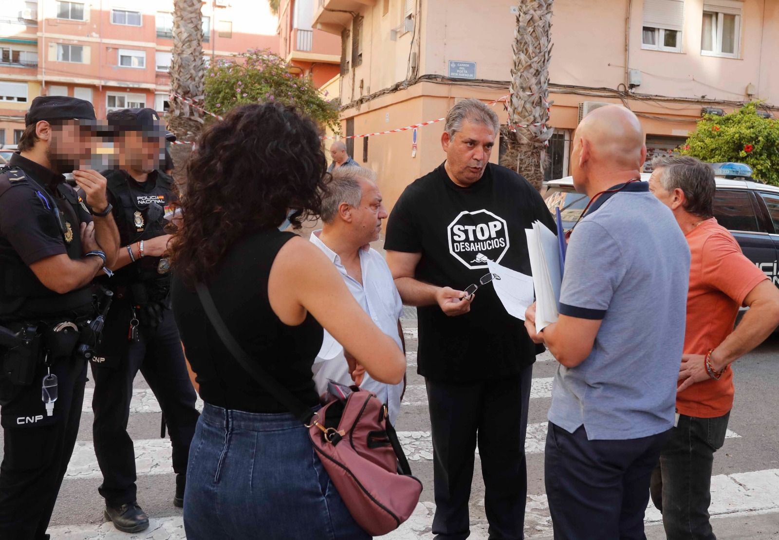 La presión vecinal logra paralizar un desahucio en València