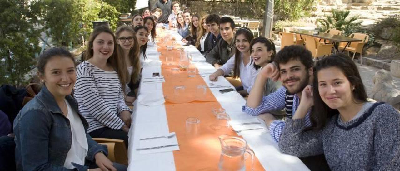 el festival llena de ambiente no sólo las calles. Varios grupos de estudiantes, comiendo en distintos lugares del casco histórico de Sagunt.f daniel tortajadaPortugueses del grupo «Festea» de Coimbra frente al hotel Vent de Mar del Port, donde se alojan. f Levante-EMV  El Horno La Melica ofrece hasta pan romano f d. t. Estudiantes, en la subida hacia el Teatro Romano. f d. t.