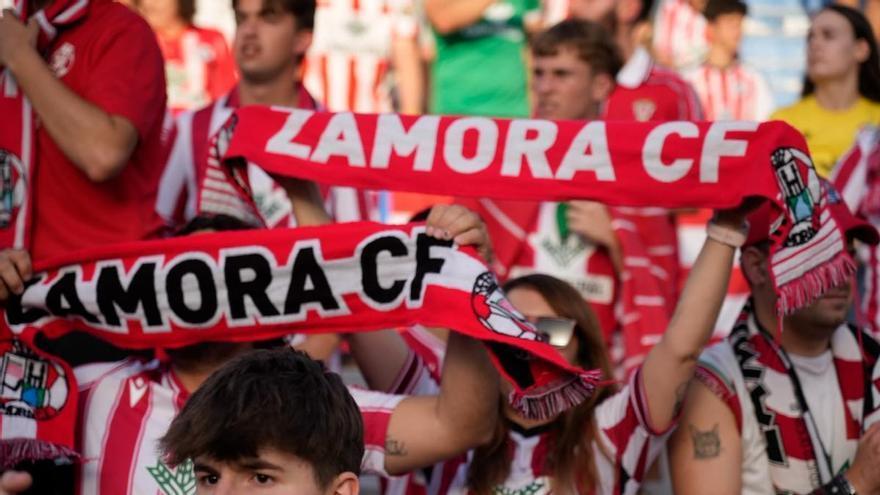 GALERIA | Ambiente en el Sabadell - Zamora CF: la afición rojiblanca lo da todo