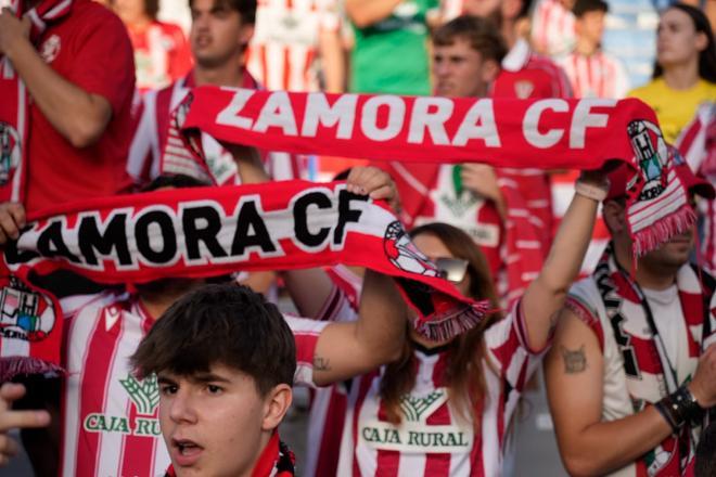 GALERIA | Ambiente en el Sabadell – Zamora CFD: la afición rojiblanca lo da todo
