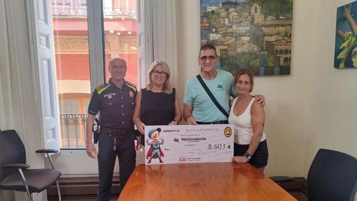 L'entrega del xec amb els diner recaptats.
