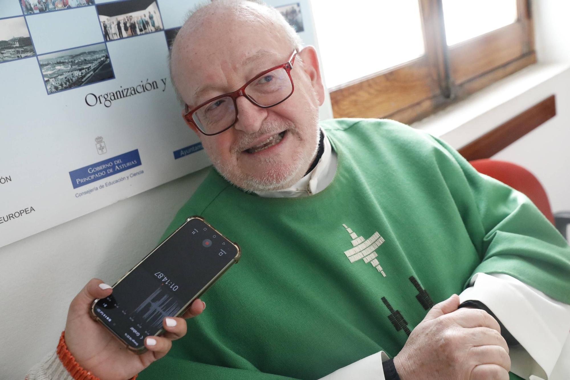 EN IMÁGENES: Así fue el exorcismo del nuevo párroco de Llaranes, Miguel Alderete