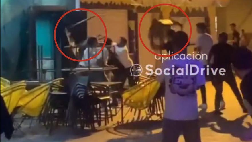 Lanzamiento de sillas y mesas: pelea viral en un pub de Marbella
