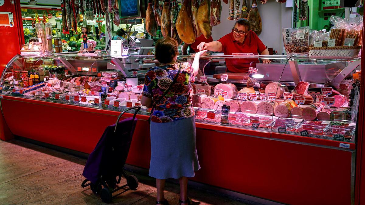 Una persona compra en una carnicería en España.