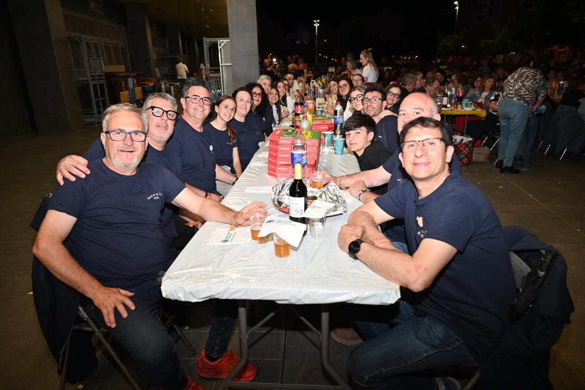 Fotogalería I La plaza del Estadio de la Cerámica, a rebosar en la macrocena de veinos de Sant Pasqual Fotogalería I La plaza del Estadio de la Cerámica, a rebosar en la macrocena de veinos de Sant Pasqual
