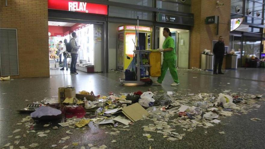 La suciedad sigue en la estación pese a los servicios mínimos