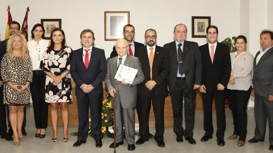 Foto de familia durante el acto de distinción.