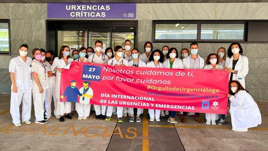 Profesionales de Urgencias del Álvaro Cunqueiro concentrados a las puertas de su servicio.