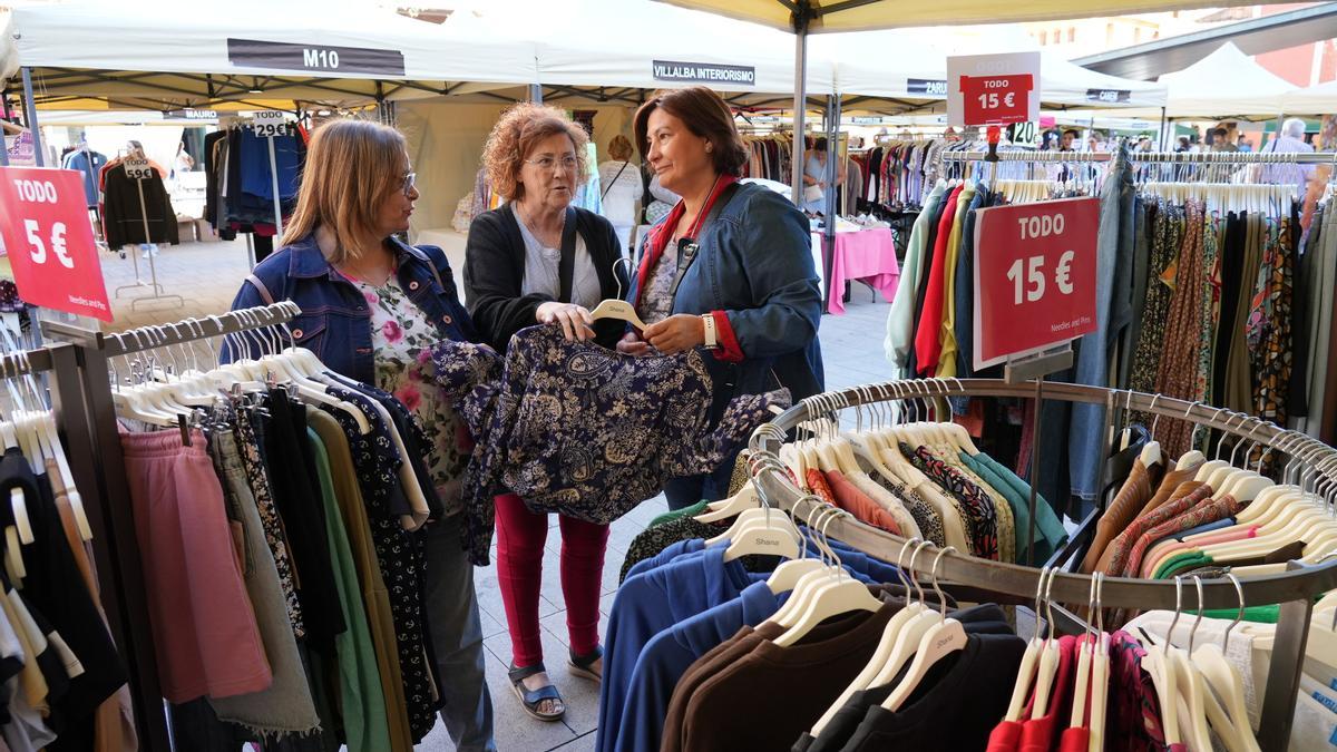 Las tiendas sacan su estoc a la plaza Major de Vila-real.