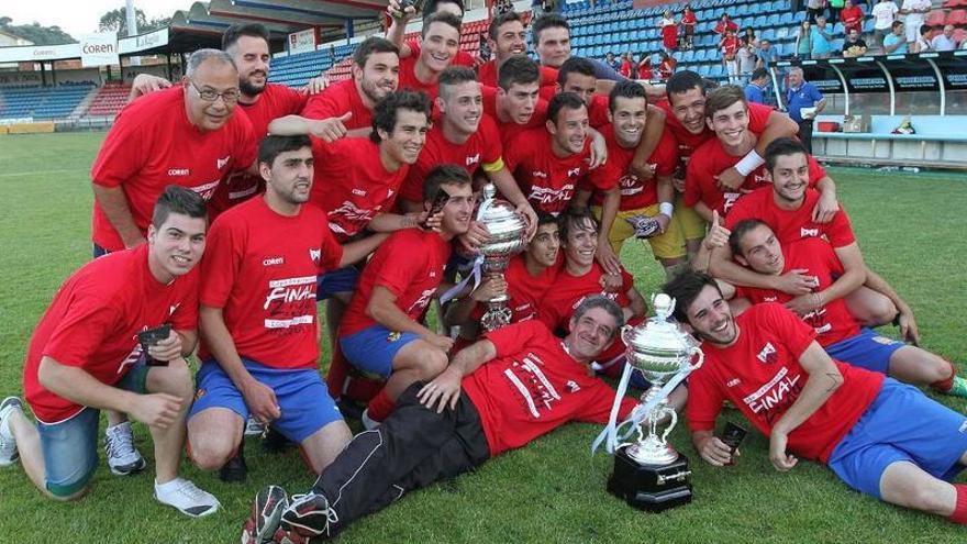 Los jugadores del Ourense B celebran sobre el césped de O Couto el título de la Copa Diputación.