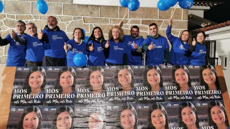 Nidia Arévalo y su equipo durante la pegada de carteles.   // D.P.