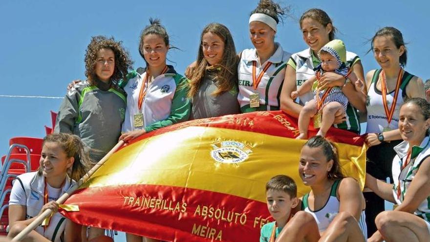 Las remeras de Meira, ayer con la bandera de campeonas de España.