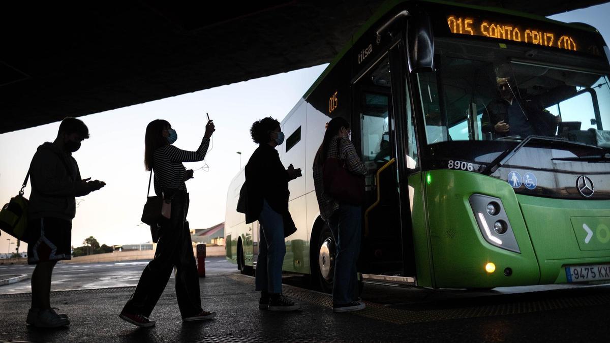 Pasajeros a punto de subirse a una guagua directa a Santa Cruz, la 015, en el Intercambiador de La Laguna