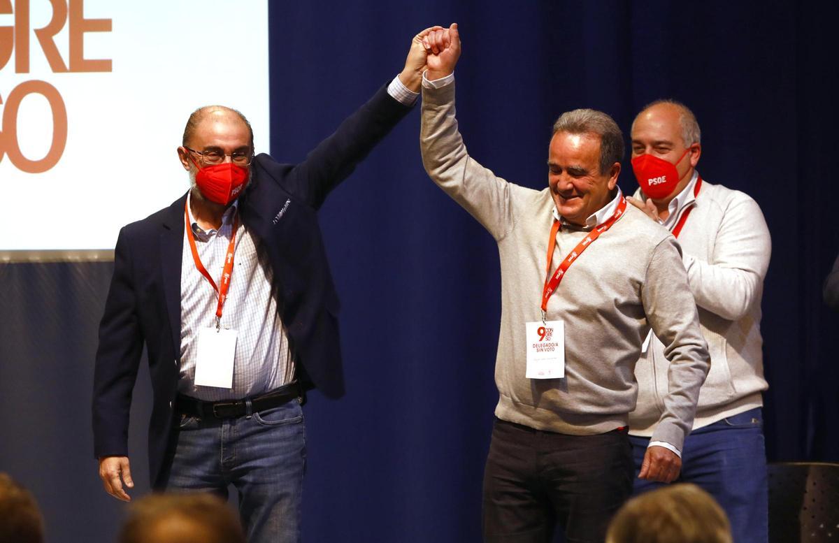 El secretario general del PSOE, Javier Lambán, y el secretario de los socialistas zaragozanos, Juan Antonio Sánchez Quero, en la reelección de este último.
