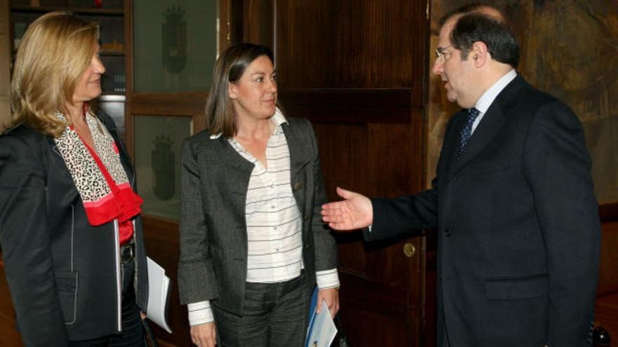 Herrera con la presidenta de la Cámara de Contratistas, Isabel de Blas (centro) y a la consejera Pilar del Olmo.