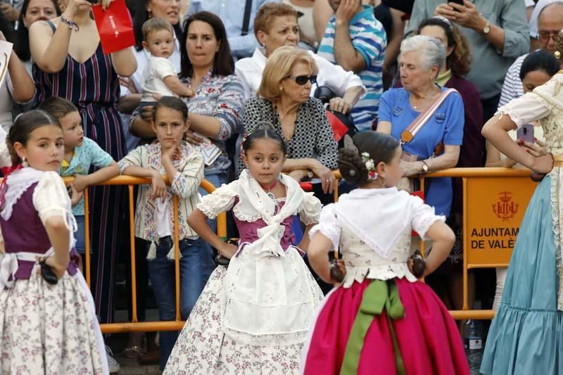Dansà infantil en la plaza de la Virgen