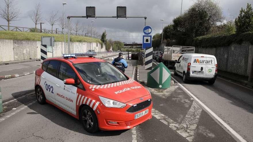 La Policía Local impide el paso al túnel de la avenida de El Llano tras el accidente.