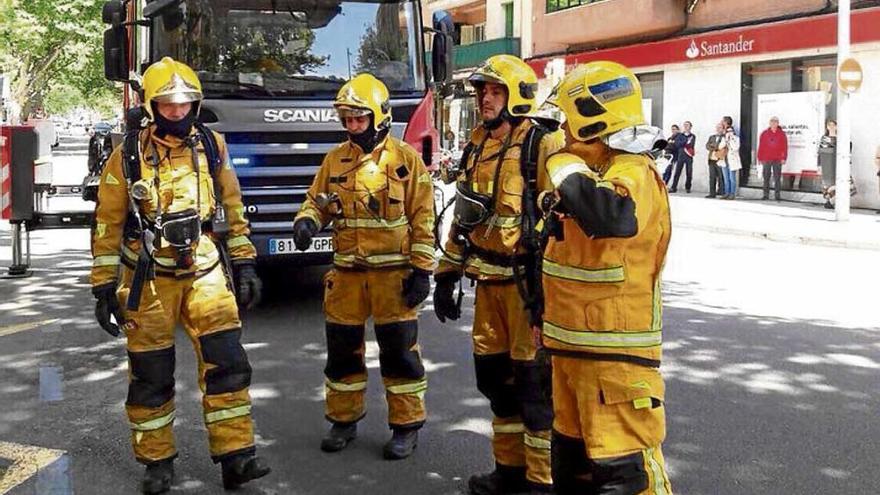 Los bomberos tras sofocar el incendio en el piso.