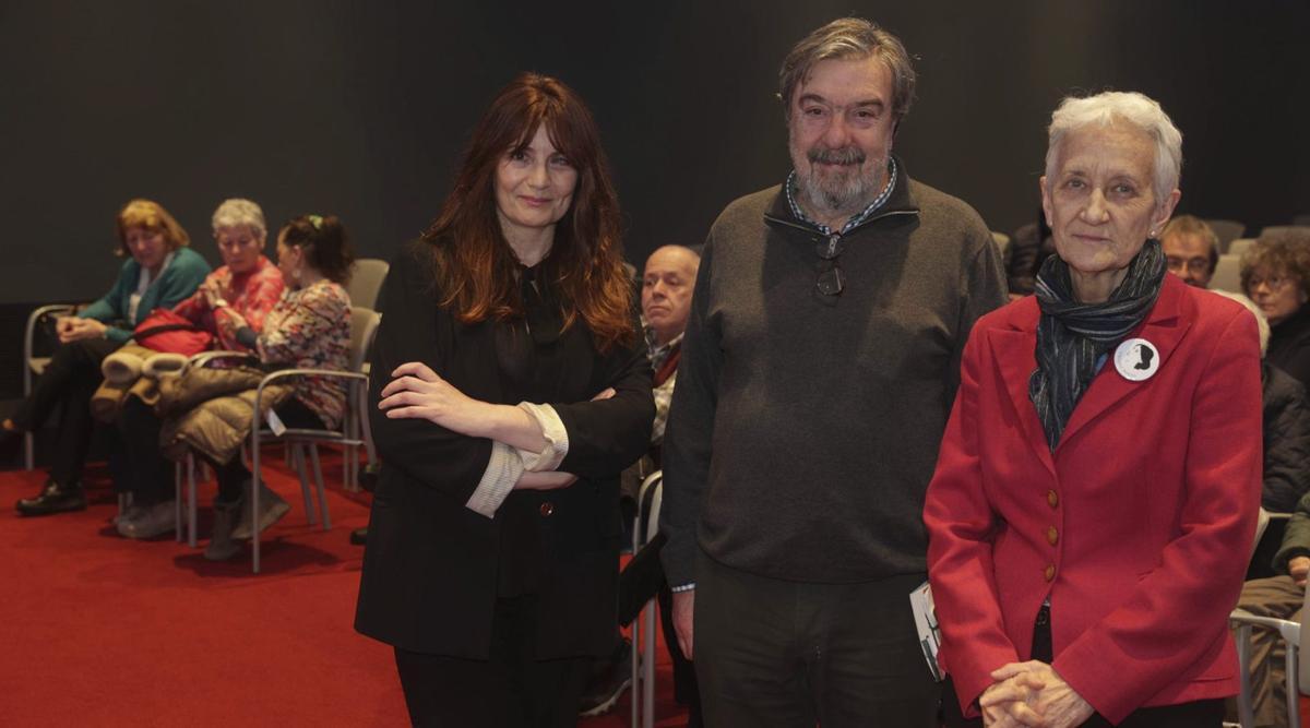 Por la izquierda, María Antonia Mateos, Miguel Ángel Villena y Carmen Suárez, ayer, en el Club. | IRMA COLLÍN