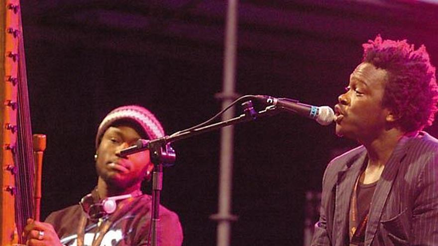 Ba Cissoko y su grupo durante el taller que ofreció en Womad 2008.