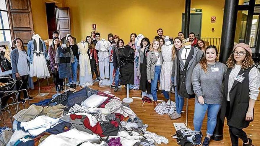 Los participantes del maratón, 12 equipos en pareja y tres individuales, posan junto a sus diseños, hechos a partir de ropa reciclada.