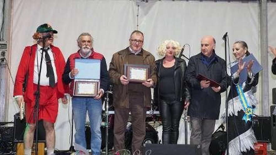 Los exalcaldes de Valdés, durante el homenaje.