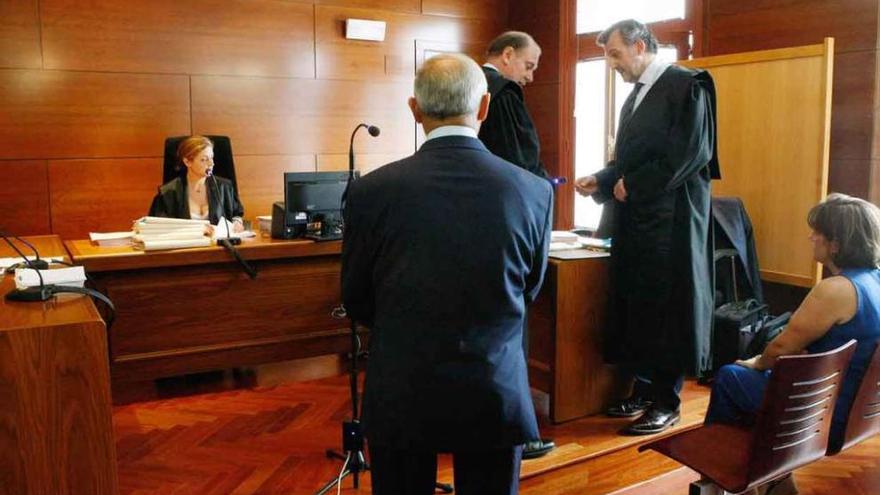 Ángel Prada y su hija, C.P.P., durante el juicio celebrado en el Juzgado de lo Penal.
