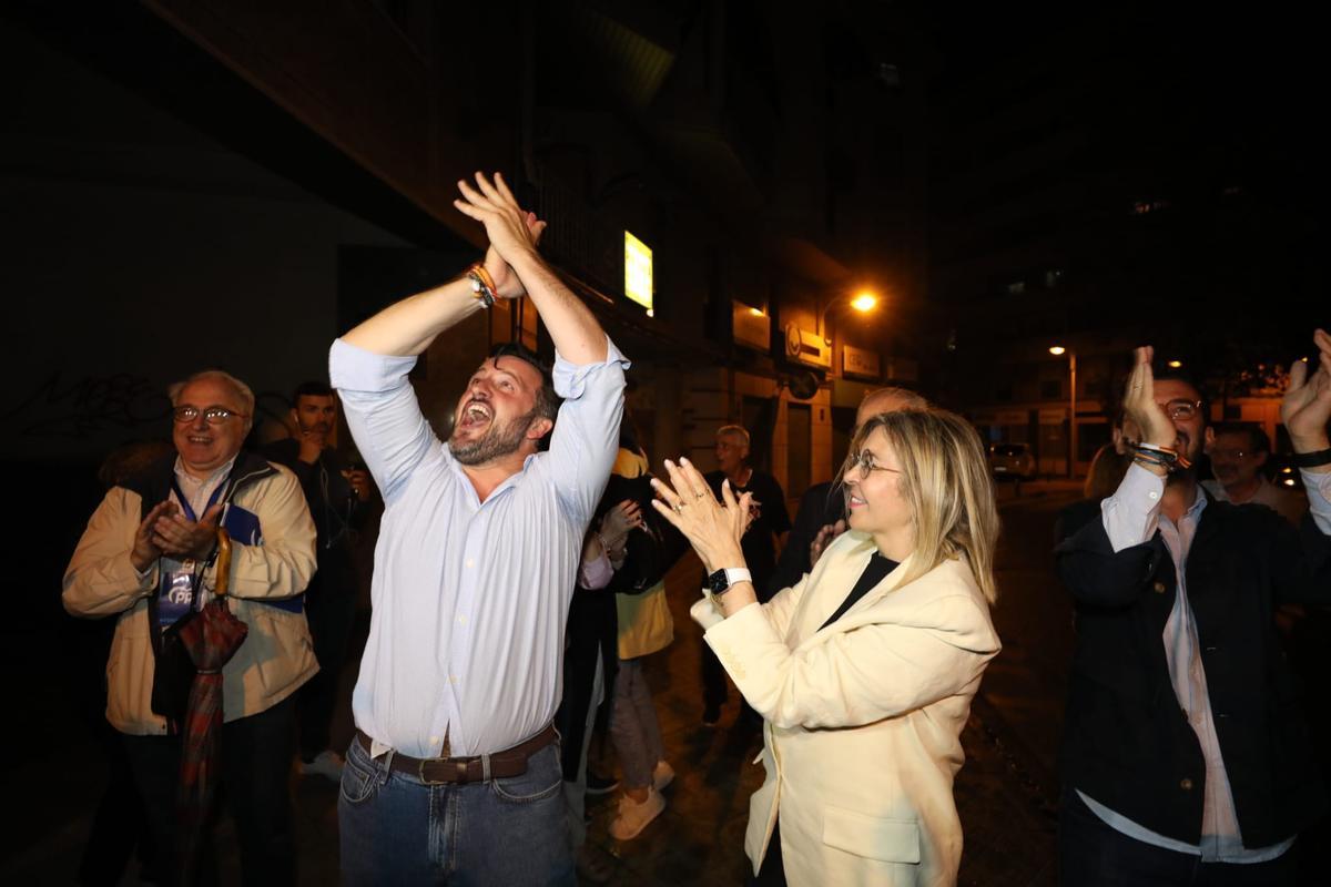 Pablo Ruz con la exalcaldesa Mercedes Alonso al llegar a la sede del PP anoche