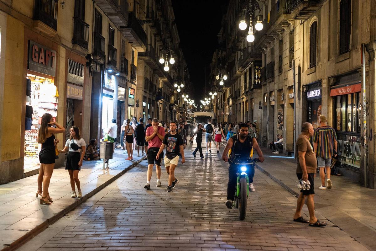 La calle Ferran por la noche, en el Barri Gòtic, en Barcelona.