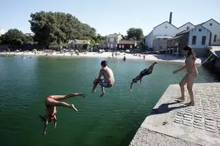 El Concello de Vigo le compra a Zona Franca dos parcelas para mejorar el acceso a la playa de O Cocho