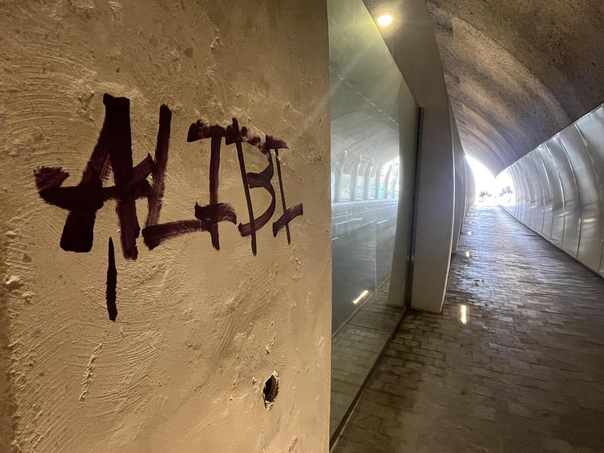 Un grafiti en el túnel de la Alcazaba.