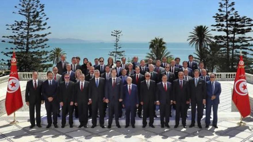 Foto de família del nou Govern tunisià.