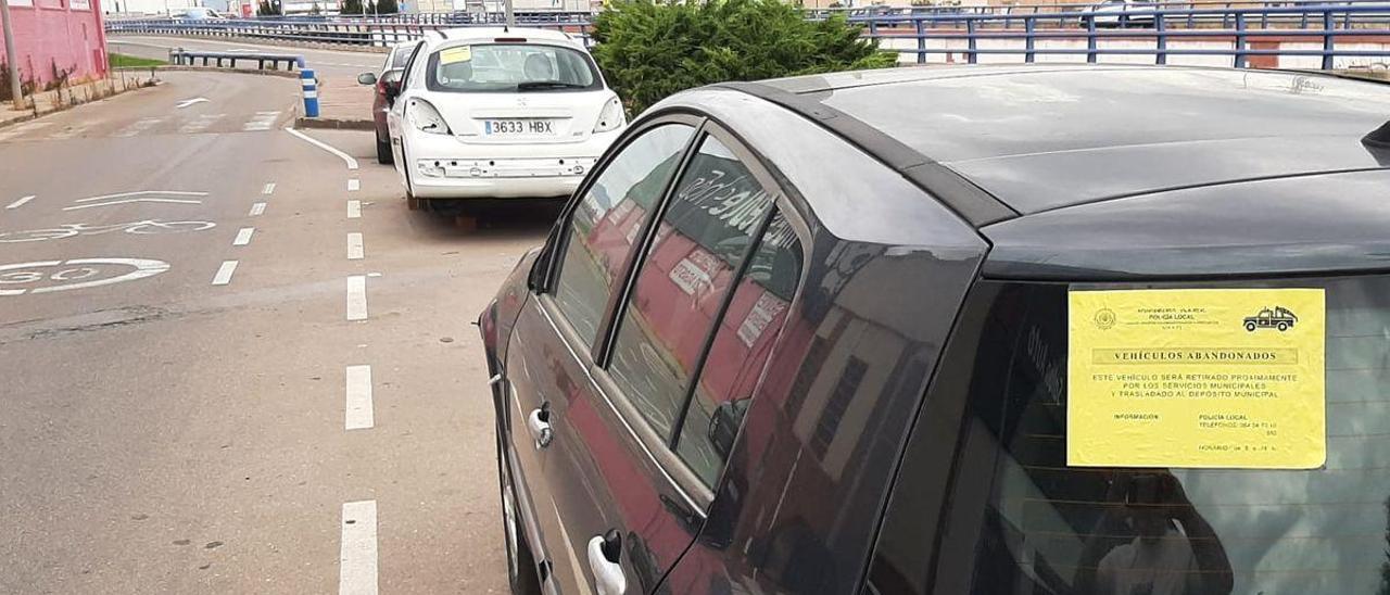 En cuanto la Policía Local de Vila-real localiza un coche que puede estar abandonado, coloca una pegatina para avisar a su  propietario de que tiene que retirarlo.